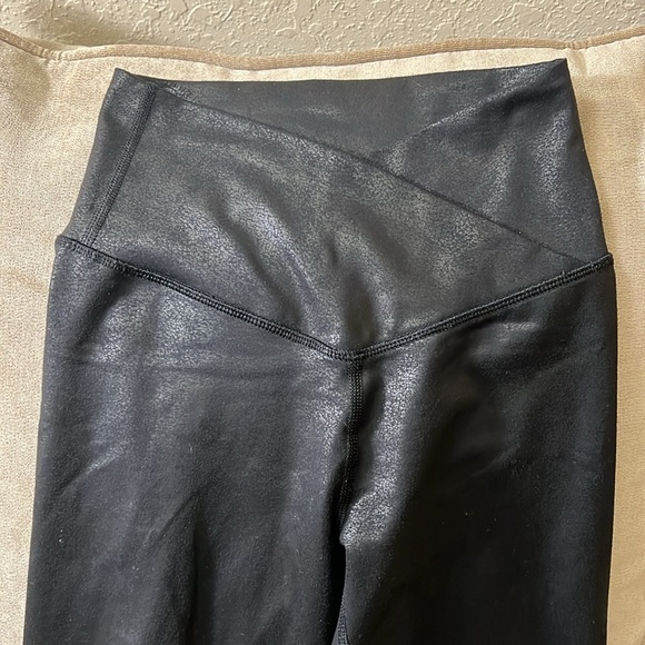 Offline by Aerie black textured fabric XS - Picture 2 of 8